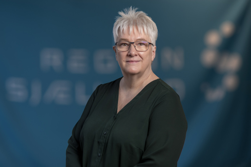 Portræt af Pernille Kirkvåg, funktionschef i Sekretariat og Digitalisering i Det Nære Sundhedsvæsen