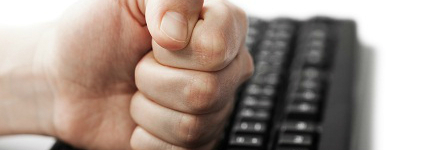 Knyttet hånd slår i tastatur
