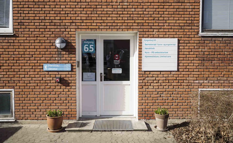 Billede af hvid dør på rød murstensbygning