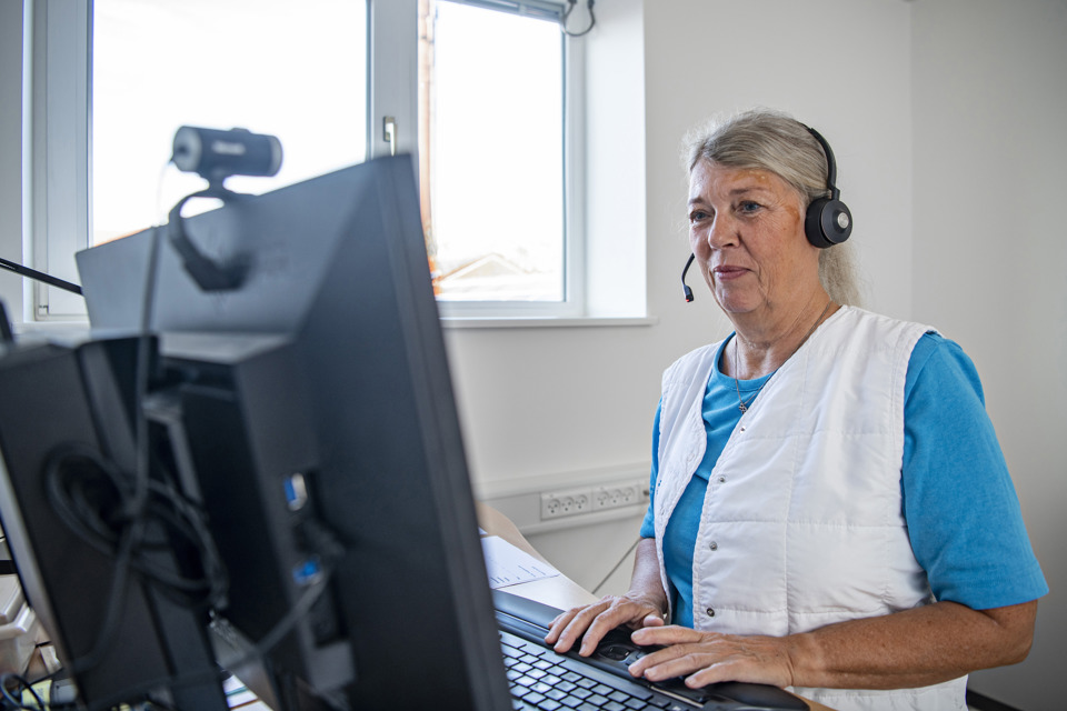 Sygeplejerske taler i telefon