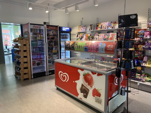 Kiosken på Nykøbing F. Sygehus har et godt udvalg af frisksmurte sandwich, slik, is, sodavand, blade, aviser og magasiner, samt andre fornødenheder.
